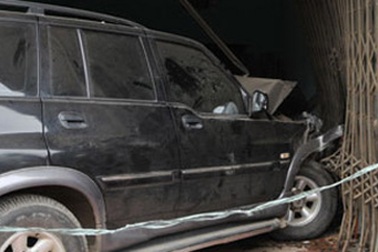 Ô tô mất lái lao thẳng vào nhà dân