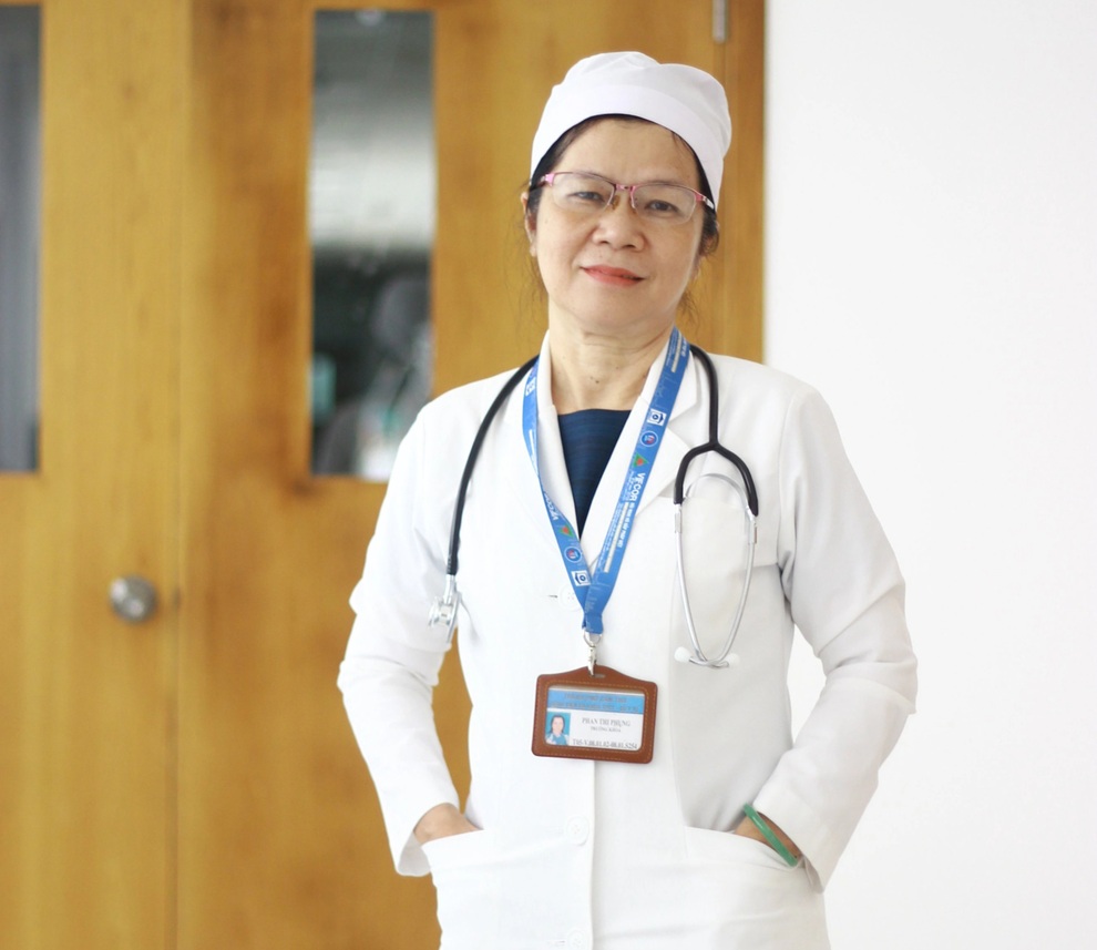 Cần Thơ: Bác sĩ sắp nghỉ hưu tình nguyện ở lại chống Covid cùng bác sĩ trẻ - 1 Cần Thơ: Bác sĩ sắp nghỉ hưu tình nguyện ở lại chống Covid cùng bác sĩ trẻ - 1