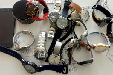 Bắt kẻ nghi trộm hàng loạt đồng hồ hàng hiệu ở trung tâm thương mại