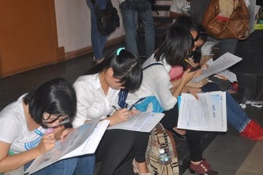 Cử nhân làm phục vụ nhà hàng