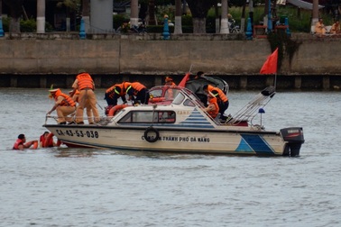 Đà Nẵng diễn tập cứu nạn trên sông Hàn sau vụ lật tàu