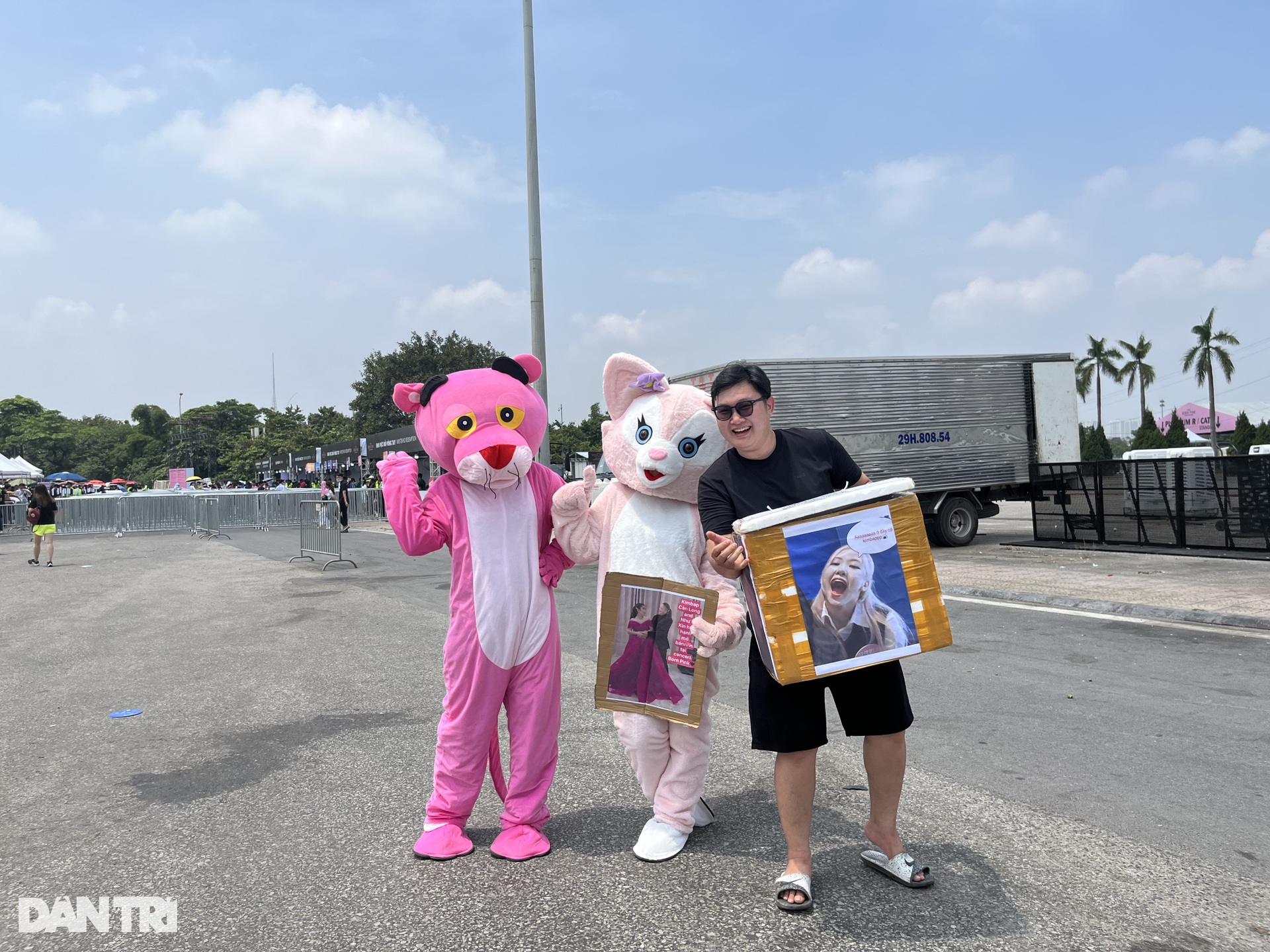 Vượt đường xa, fan Blackpink kéo theo vali đến sân vận động Mỹ Đình từ sớm - 16 Vượt đường xa, fan Blackpink kéo theo vali đến sân vận động Mỹ Đình từ sớm - 16