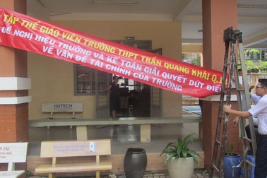 Giáo viên treo băng rôn giữa trường yêu cầu hiệu trưởng công khai tài chính