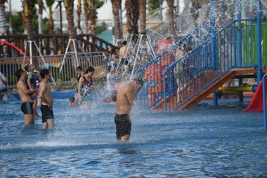 Hàng nghìn người đổ về công viên nước ở Hà Đông cuối tuần