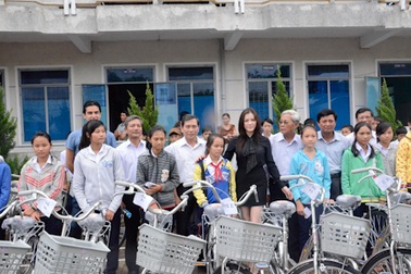 Lý Nhã Kỳ trao xe đạp từ thiện tại Quế Sơn