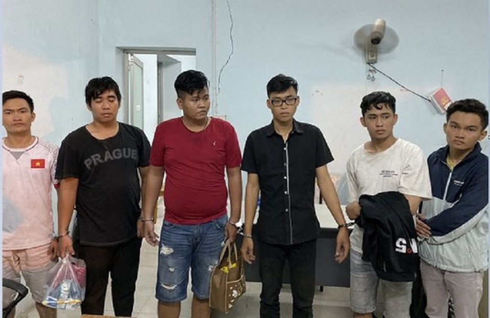 Nhóm sinh viên giả danh cảnh sát hình sự, dàn cảnh gây hàng loạt vụ cướp - 1 Nhóm sinh viên giả danh cảnh sát hình sự, dàn cảnh gây hàng loạt vụ cướp - 1