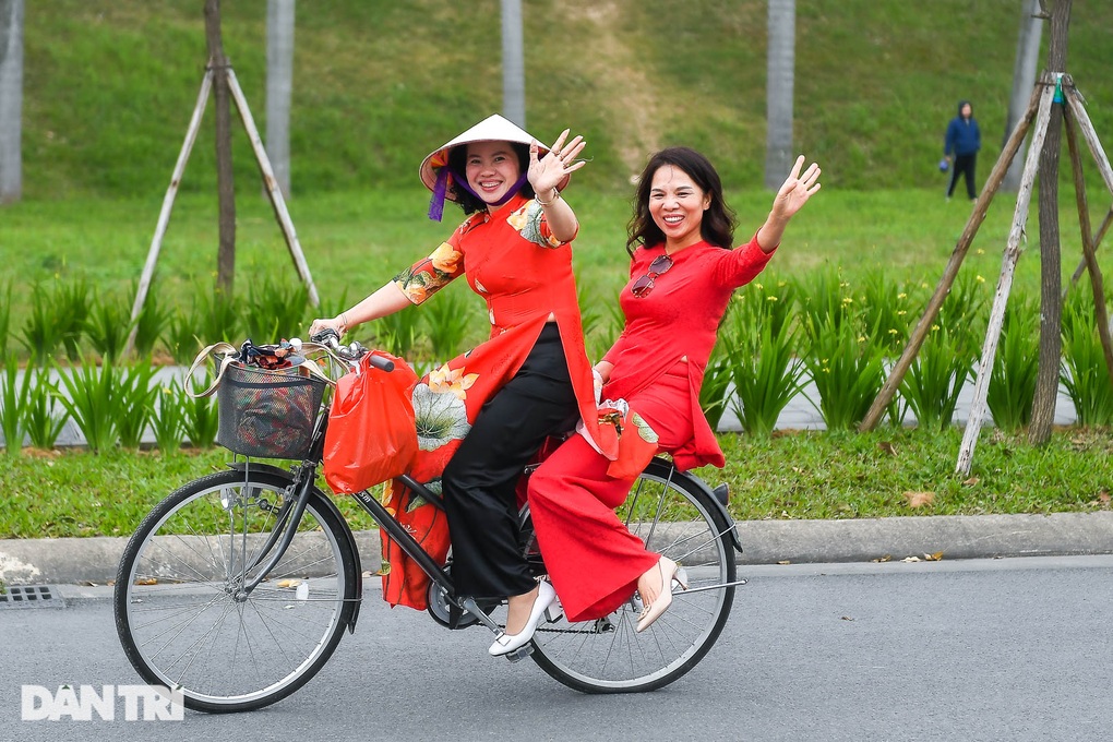 Nhân viên nam duy nhất bối rối sau tuần đầu tiên làm việc là ngày 8/3 - 2 Nhân viên nam duy nhất bối rối sau tuần đầu tiên làm việc là ngày 8/3 - 2