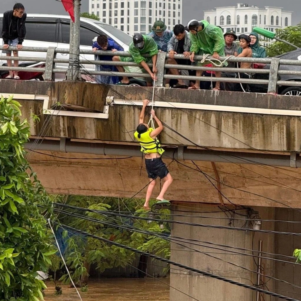 Khoảnh khắc thót tim thả dây cứu người giữa dòng nước xiết ở Thái Nguyên - 1