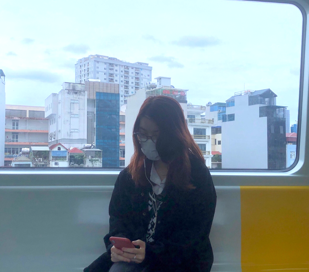 Giới trẻ tìm ra nhiều góc chụp ảnh sống ảo khi đi tàu điện mới ở Hà Nội - 9