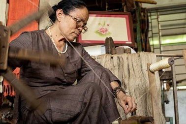 Người phụ nữ khiến sen nhả ra "ngọc" dệt thành khăn giá 10 triệu đồng/chiếc