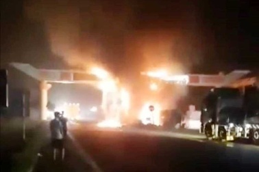 Đâm vào cổng chào, xe container bốc cháy ngùn ngụt trong đêm