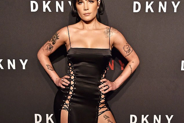 Halsey diện váy táo bạo không nội y