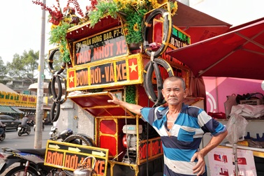 Quầy sửa xe độc đáo ở TPHCM và "chiến thuật" hút khách lạ lùng