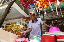 Đồ chơi Trung thu "made in Việt Nam" lên ngôi ở phố Hàng Mã