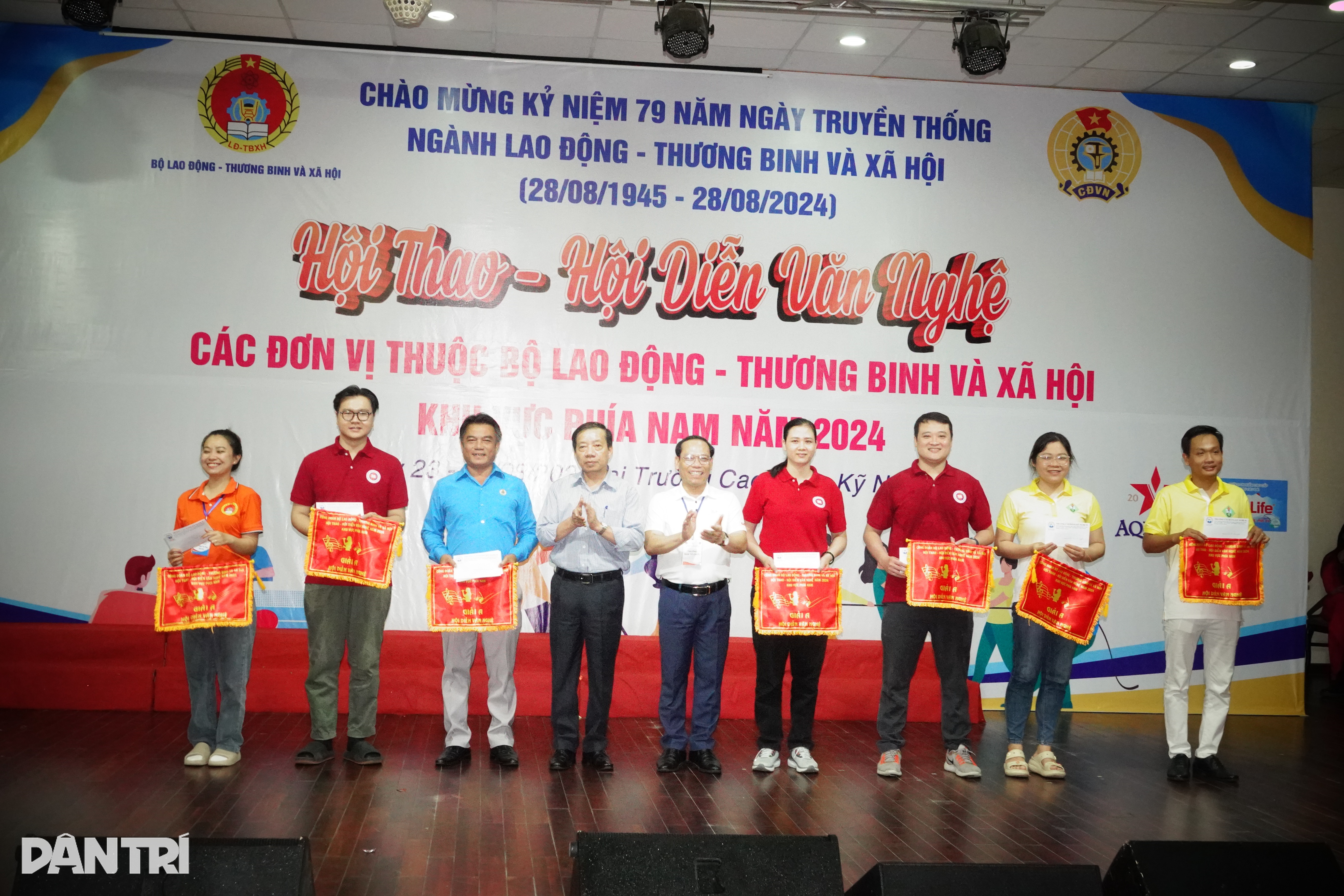 ພະນັກງານ 150 ທ່ານ ເຂົ້າຮ່ວມງານມະຫາກຳກິລາຂອງບັນດາອົງການພາກໃຕ້ຂອງກະຊວງແຮງງານ, ທະຫານເສຍອົງຄະ ແລະ ສັງຄົມ - 5 ທ່ານ 150 cán bộ tranh tài tại hội thao các cơ quan Bộ LĐ-TBXH phía Nam - 5