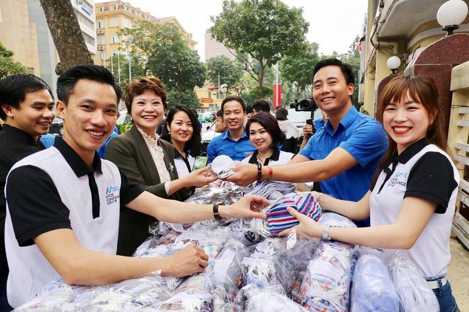 Tuổi trẻ Hà Nội tặng khẩu trang, nhu yếu phẩm cho người dân cách ly - 1 Tuổi trẻ Hà Nội tặng khẩu trang, nhu yếu phẩm cho người dân cách ly - 1