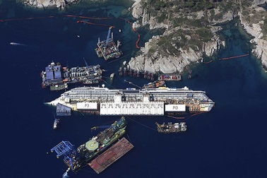 Italia chi 800 triệu USD trục vớt siêu tàu du lịch bị lật nghiêng 