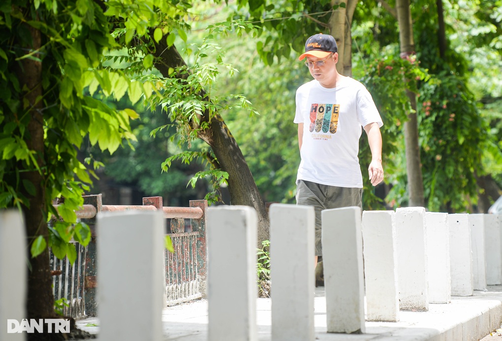 Hà Nội: Cọc bê tông mọc quanh hồ Văn Chương để ngăn lấn chiếm vỉa hè - 3 Hà Nội: Cọc bê tông mọc quanh hồ Văn Chương để ngăn lấn chiếm vỉa hè - 3