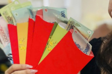 Nhận tiền lì xì của đối tác, nữ nhân viên bị sa thải