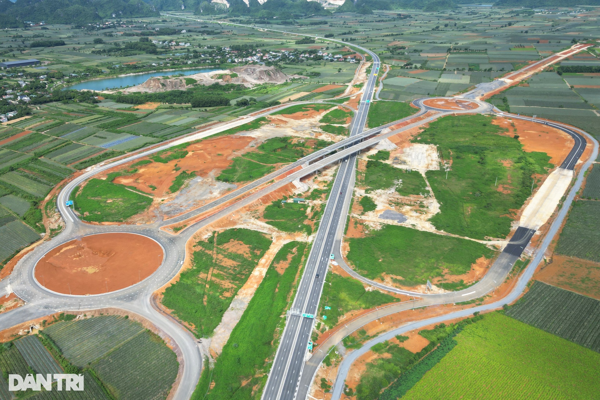 Cận cảnh tuyến đường hơn 20km tiêu tốn gần 2.000 tỷ đồng ở Ninh Bình - 1 Cận cảnh tuyến đường hơn 20km tiêu tốn gần 2.000 tỷ đồng ở Ninh Bình - 1