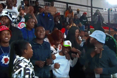 Học trò thua trận, thầy nhảy lên võ đài xử luôn đối thủ