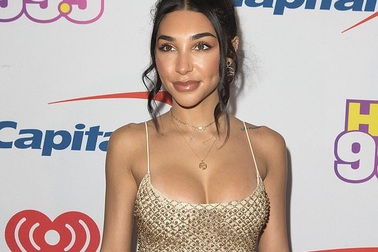 "Tình cũ" của Justin Bieber khoe ngực khủng