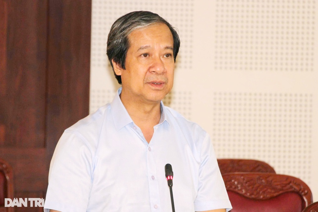 Bộ trưởng Nguyễn Kim Sơn kiểm tra việc chuẩn bị thi tốt nghiệp tại Gia Lai - 2 Bộ trưởng Nguyễn Kim Sơn kiểm tra việc chuẩn bị thi tốt nghiệp tại Gia Lai - 2