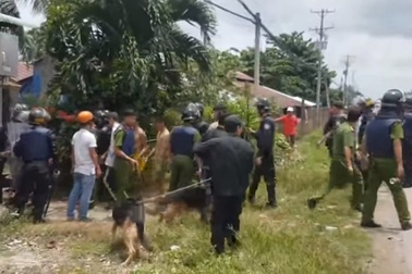 Hàng trăm học viên cai nghiện cầm gậy gộc, gạch đá tràn ra kín đường