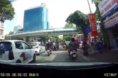 Hai mẹ con gặp tai nạn vì rẽ trái ngay trước mũi ô tô