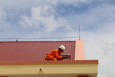 Mang điện về với học sinh và giáo viên tại điểm trường Dân trí