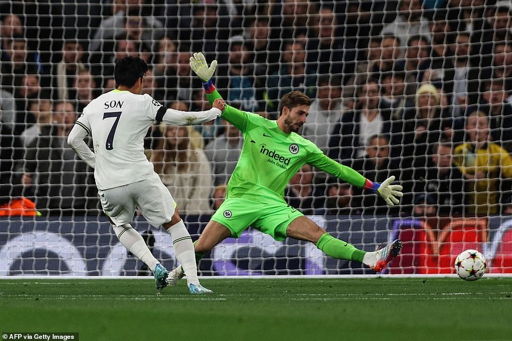 Son Heung Min tỏa sáng, Tottenham nở nụ cười trong cơn mưa bàn thắng - 4 Son Heung Min tỏa sáng, Tottenham nở nụ cười trong cơn mưa bàn thắng - 4