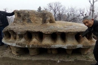 Khối đá nặng 6 tấn giống phi thuyền ngoài hành tinh ở Trung Quốc