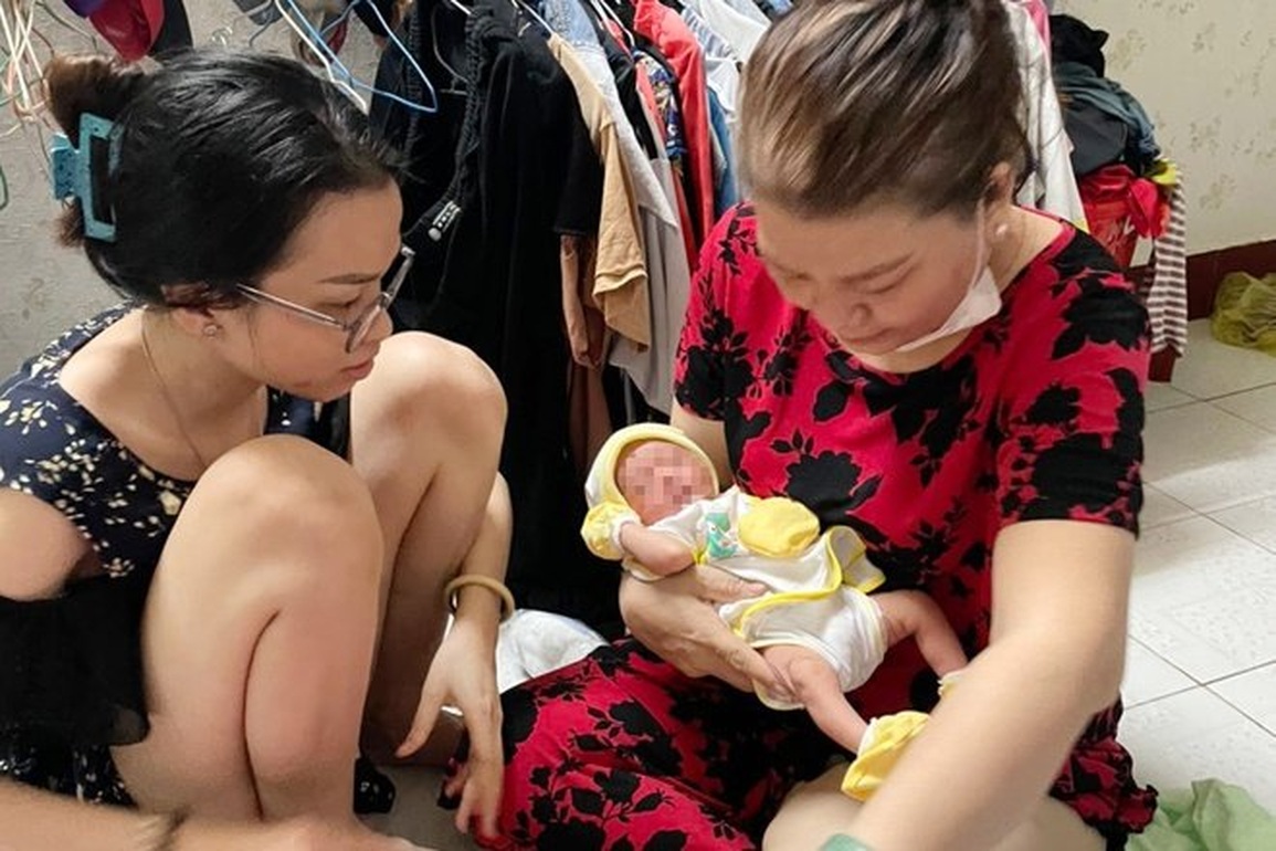Bé trai sơ sinh còn nguyên dây rốn bị bỏ rơi trong thùng rác ở TPHCM - 1 Bé trai sơ sinh còn nguyên dây rốn bị bỏ rơi trong thùng rác ở TPHCM - 1