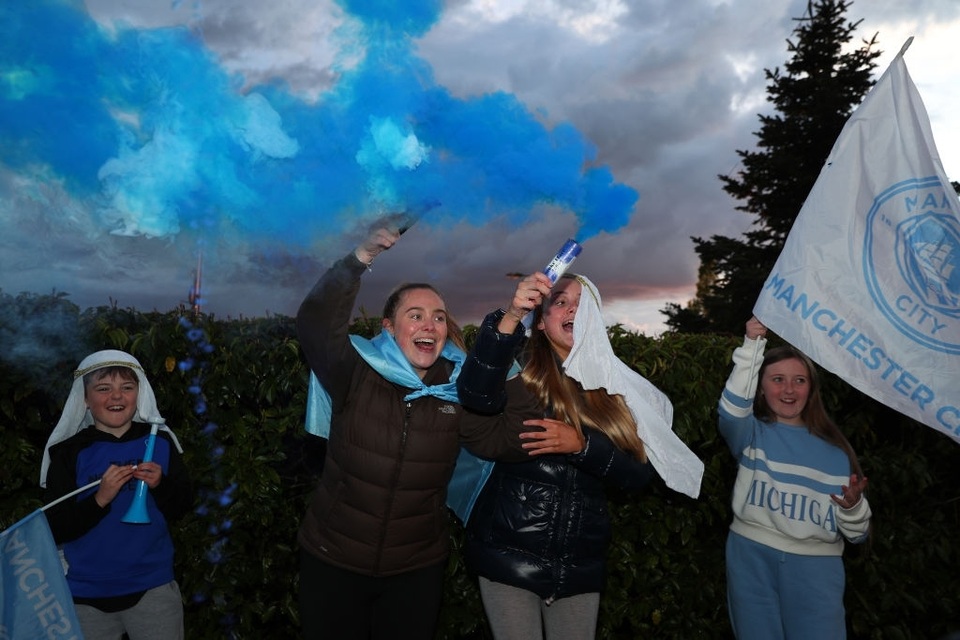Cổ động viên đổ về Etihad ăn mừng Man City vô địch Premier League - 11 Cổ động viên đổ về Etihad ăn mừng Man City vô địch Premier League - 11