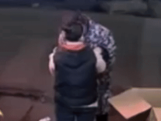 تماشای آتشبازی، نوزاد در آغوش والدینش جان باخت، کاربران اینترنتی را لمس کرد - 1 Xem pháo hoa, em bé qua đời trong vòng tay ba mẹ khiến dân mạng xúc động - 1