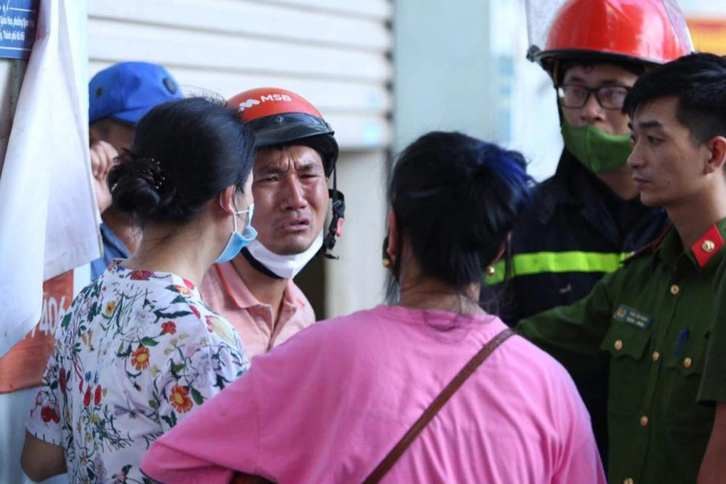 Những chiến sĩ kiệt sức sau đám cháy, đau đớn trước hy sinh của đồng đội - 7 Những chiến sĩ kiệt sức sau đám cháy, đau đớn trước hy sinh của đồng đội - 7
