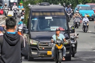 Limousine "khoác áo" xe hợp đồng, lập bến cóc gom khách ở TPHCM
