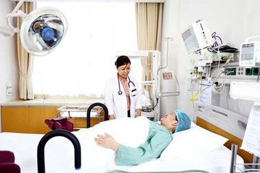 Thủ tướng: Gỡ rào cản với y tế tư nhân để giảm quá tải bệnh viện