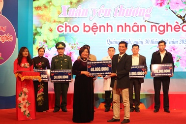 Hơn 2 tỷ đồng hỗ trợ bệnh nhân nghèo trong chương trình Xuân yêu thương