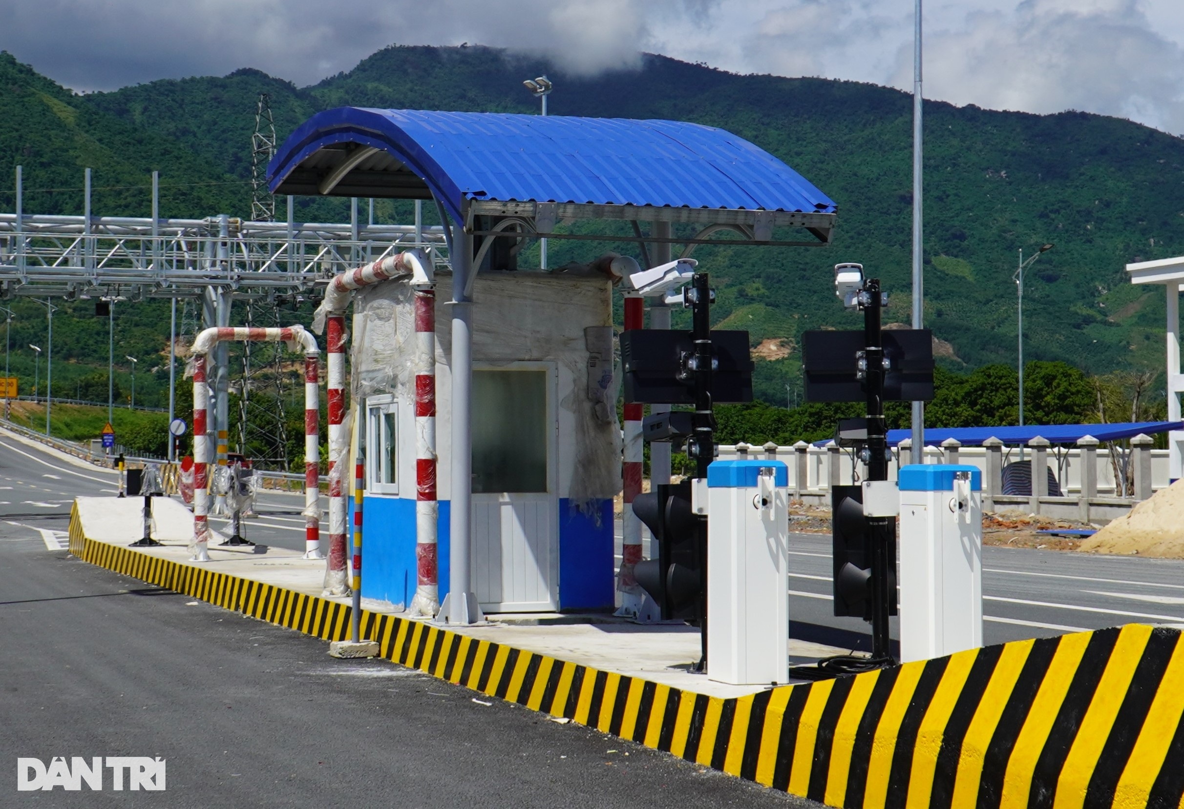 Hình hài trạm BOT lược bỏ barie trên cao tốc Nha Trang - Cam Lâm - 4 Hình hài trạm BOT lược bỏ barie trên cao tốc Nha Trang - Cam Lâm - 4
