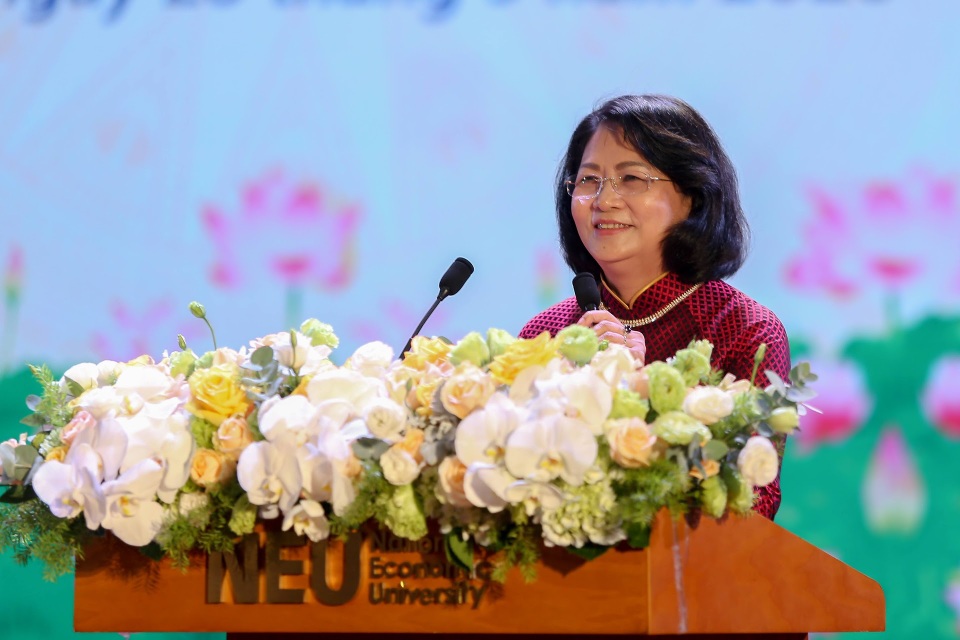 Phó Chủ tịch nước: Gắn thi đua với xây dựng môi trường giáo dục lành mạnh - 4 Phó Chủ tịch nước: Gắn thi đua với xây dựng môi trường giáo dục lành mạnh - 4