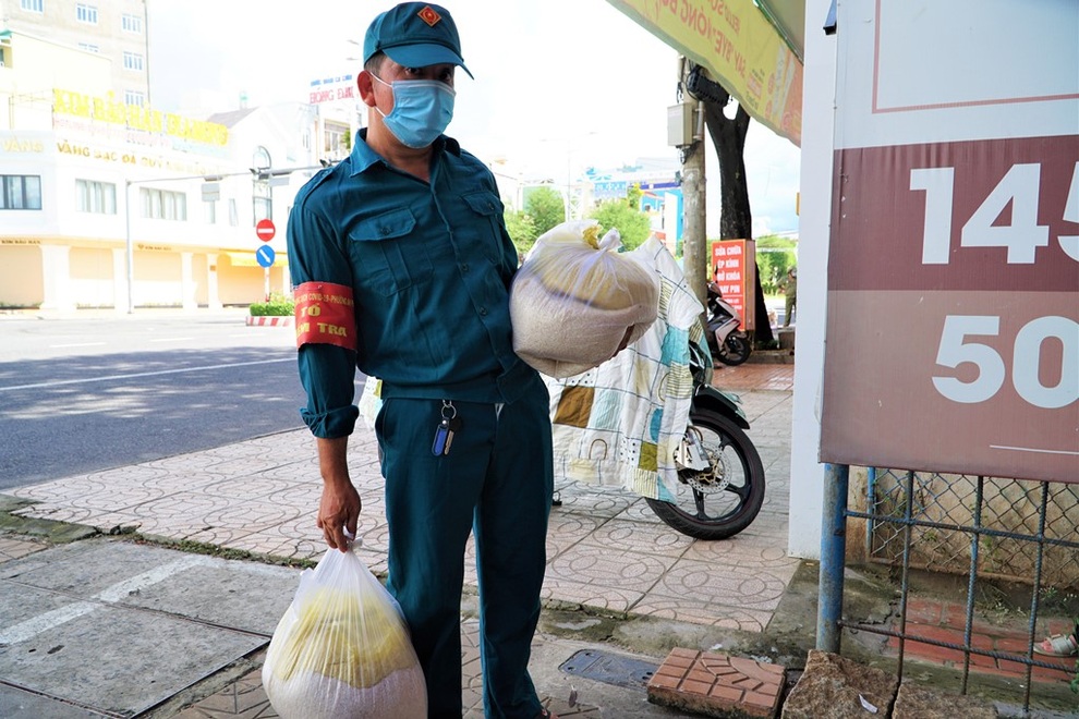 Cán bộ kéo xe ba gác đi từng ngõ, gõ cửa từng nhà trao gạo tới người dân - 3 Cán bộ kéo xe ba gác đi từng ngõ, gõ cửa từng nhà trao gạo tới người dân - 3
