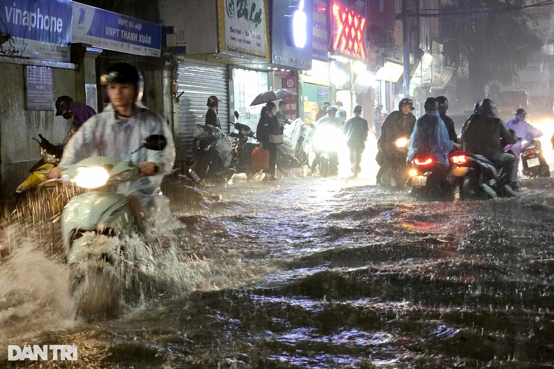 Mưa bất chợt kéo dài, nhiều tuyến phố Hà Nội ngập sâu trong nước - 7
