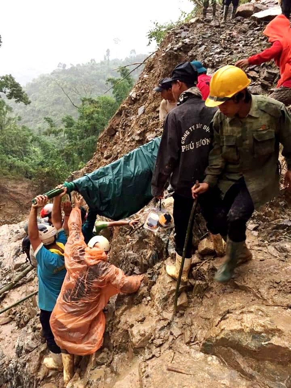 Thai phụ được khiêng vượt 20km đường sạt lở đi cấp cứu nhưng vẫn mất con - 2 Thai phụ được khiêng vượt 20km đường sạt lở đi cấp cứu nhưng vẫn mất con - 2