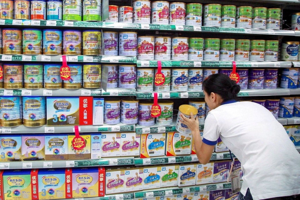 Dân Trung Quốc đổ xô đi mua sữa bột ngoại với “niềm tin” ngăn được Covid-19 - 1 Dân Trung Quốc đổ xô đi mua sữa bột ngoại với “niềm tin” ngăn được Covid-19 - 1