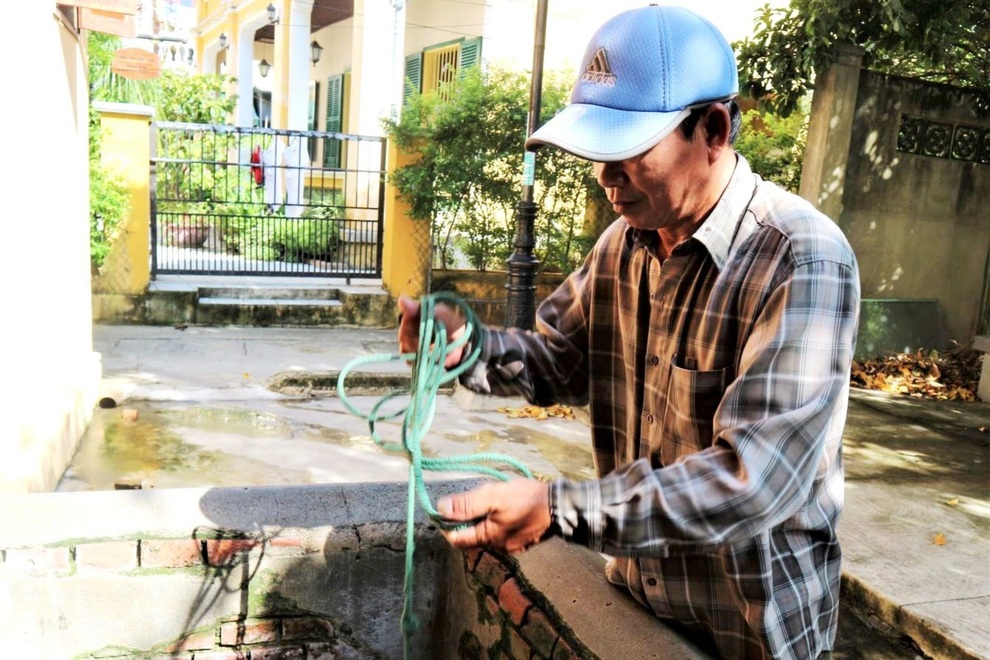 Nghề gánh nước thuê ở Hội An-1.jpeg Nghề gánh nước thuê ở Hội An-1.jpeg