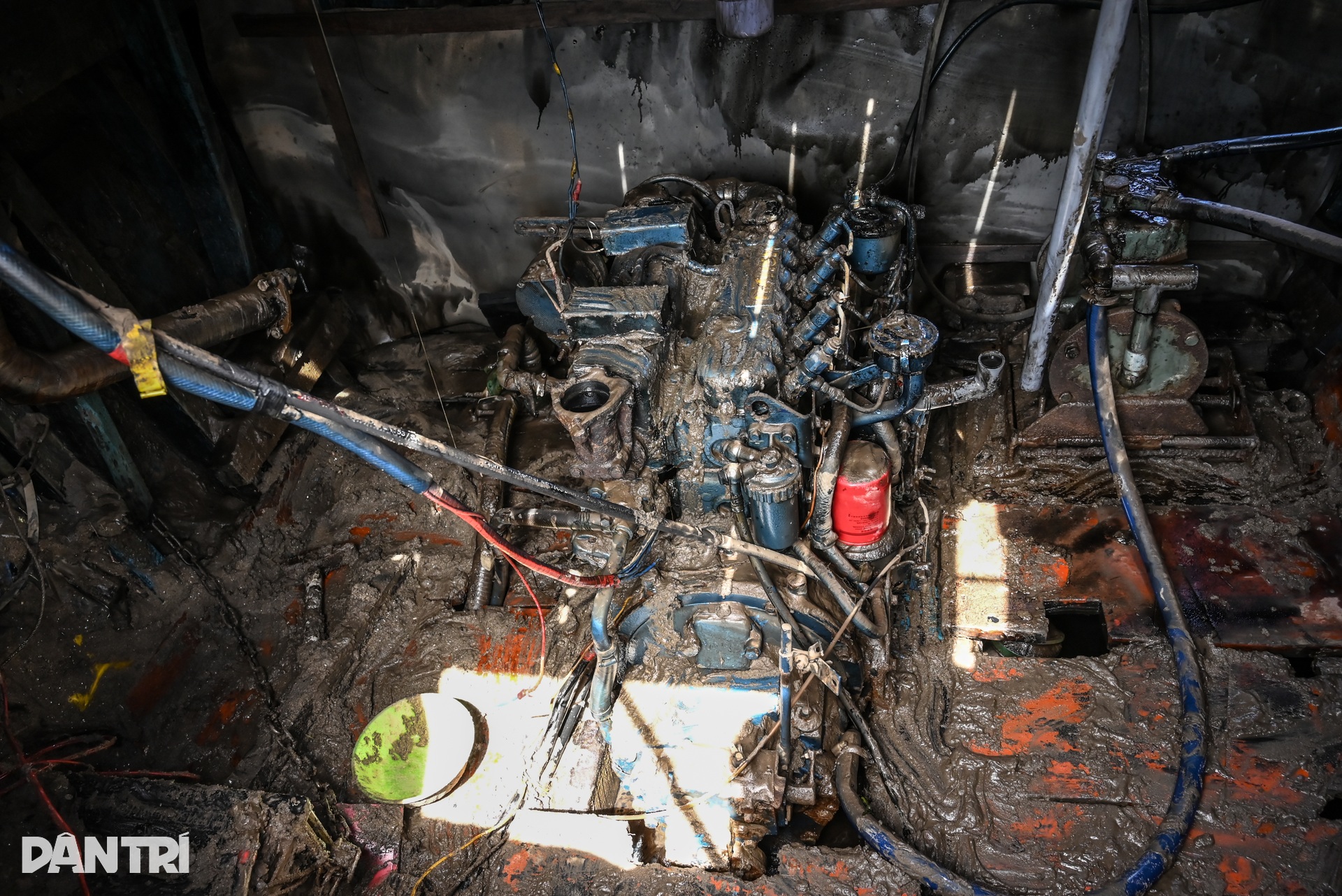 Ngư dân Lâm Đồng khóc ròng bên xác tàu tả tơi sau trận lũ lịch sử - 11 Ngư dân Lâm Đồng khóc ròng bên xác tàu tả tơi sau trận lũ lịch sử - 11