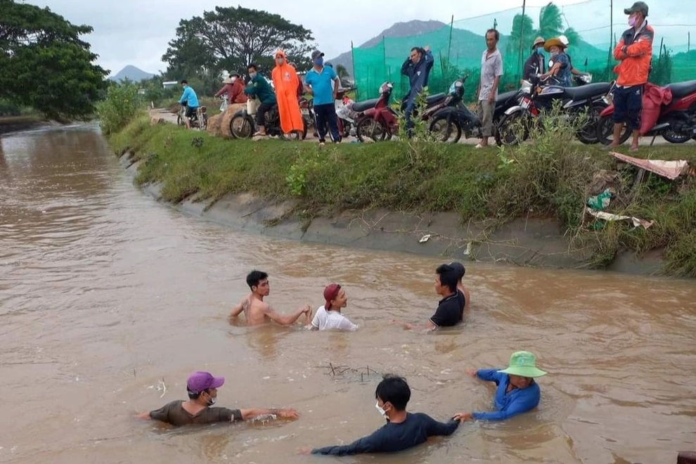 Hai anh em mất tích, tìm thấy thi thể một bé dưới dòng kênh - 2 Hai anh em mất tích, tìm thấy thi thể một bé dưới dòng kênh - 2