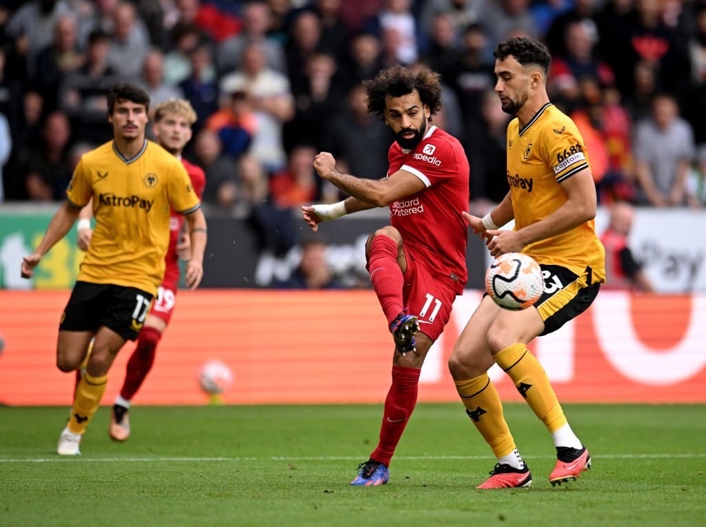 Salah tỏa sáng, Liverpool ngược dòng hạ Wolves - 1