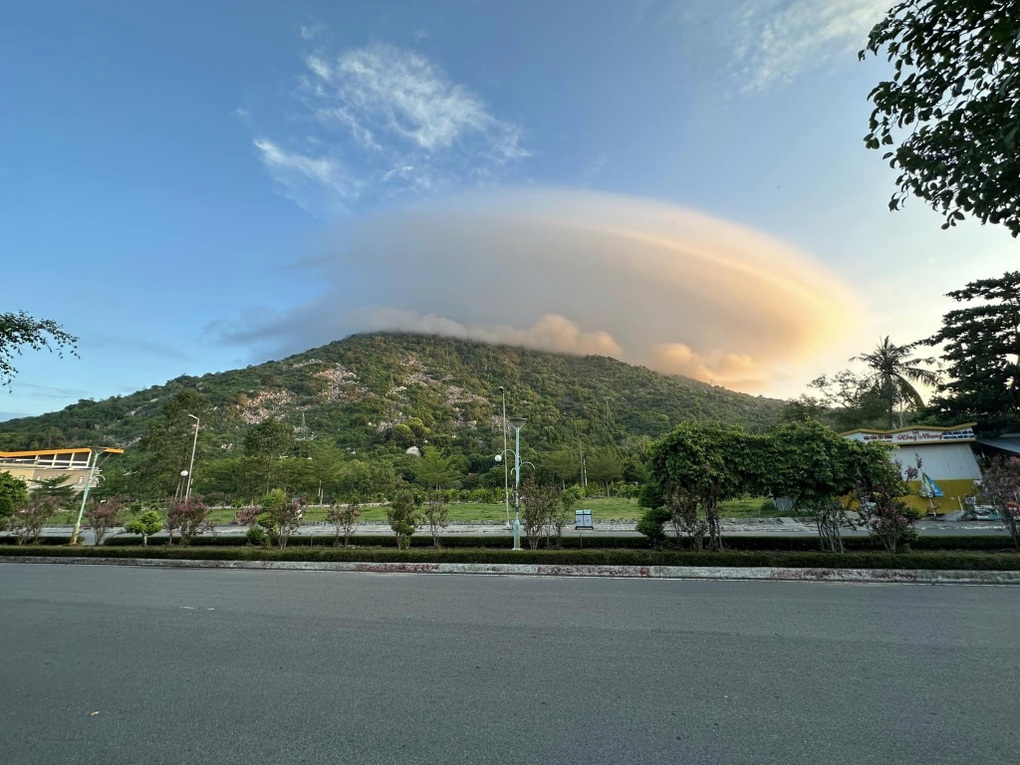Núi Bà Đen xuất hiện đĩa bay mây khiến du khách thích thú - 2 Núi Bà Đen xuất hiện đĩa bay mây khiến du khách thích thú - 2